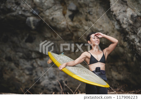 海裡衝浪的女人 海裡衝浪的女人 117906223