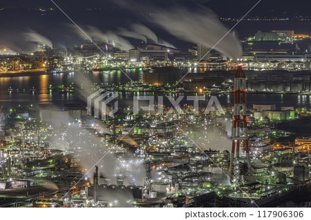 岡山縣水島工廠冒煙的夜景 岡山縣水島工廠冒煙的夜景 117906306