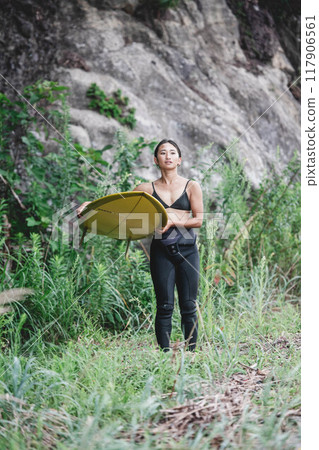 大自然中帶著衝浪板的年輕女子 大自然中帶著衝浪板的年輕女子 117906561