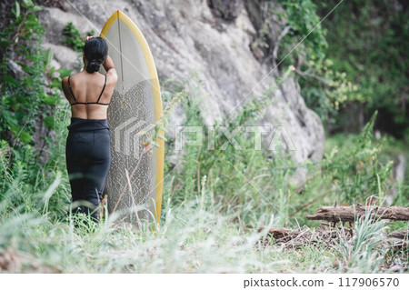 大自然中帶著衝浪板的年輕女子 大自然中帶著衝浪板的年輕女子 117906570