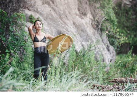 大自然中帶著衝浪板的年輕女子 大自然中帶著衝浪板的年輕女子 117906574