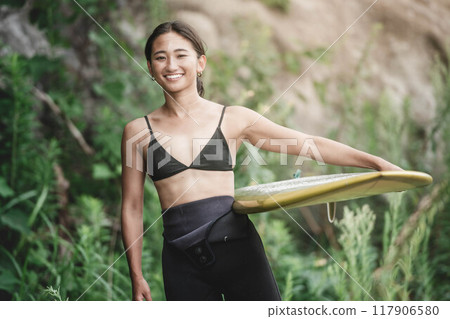 大自然中帶著衝浪板的年輕女子 117906580