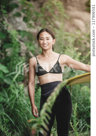 大自然中帶著衝浪板的年輕女子 117906581