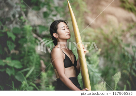 大自然中帶著衝浪板的年輕女子 117906585