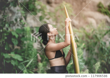 大自然中帶著衝浪板的年輕女子 大自然中帶著衝浪板的年輕女子 117906586