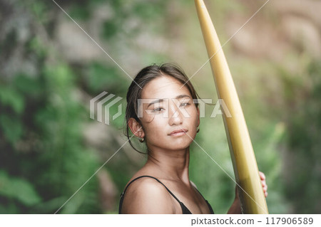 大自然中帶著衝浪板的年輕女子 大自然中帶著衝浪板的年輕女子 117906589