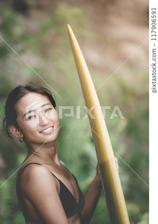 大自然中帶著衝浪板的年輕女子 大自然中帶著衝浪板的年輕女子 117906591