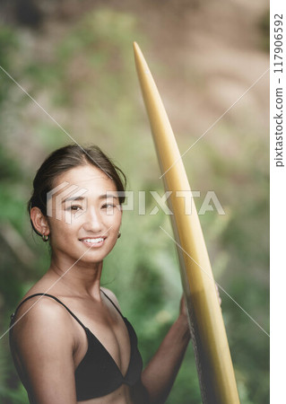 大自然中帶著衝浪板的年輕女子 117906592