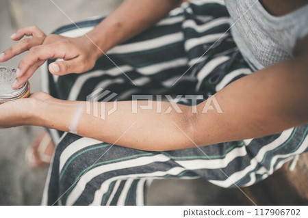 在海邊做皮膚護理的年輕女子 在海邊做皮膚護理的年輕女子 117906702