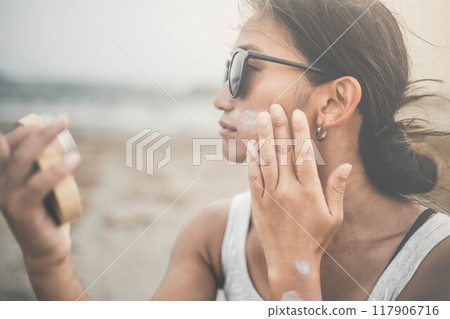 在海邊做皮膚護理的年輕女子 在海邊做皮膚護理的年輕女子 117906716