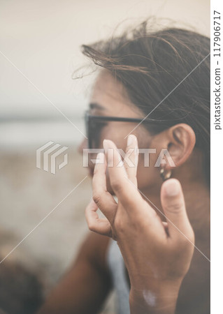 在海邊做皮膚護理的年輕女子 117906717