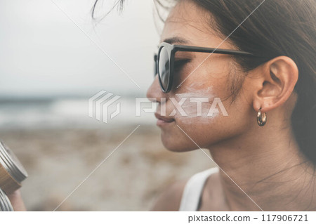 在海邊做皮膚護理的年輕女子 117906721