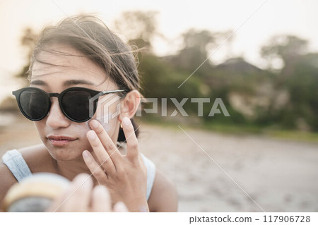 在海邊做皮膚護理的年輕女子 117906728