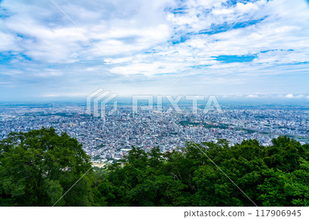 從北海道藻岩山的展望台看到夏天的札幌 從北海道藻岩山的展望台看到夏天的札幌 117906945