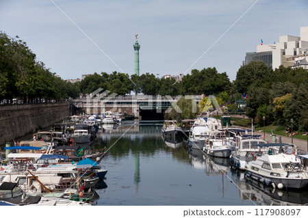 The Bassin de l'Arsenal in Paris 117908097