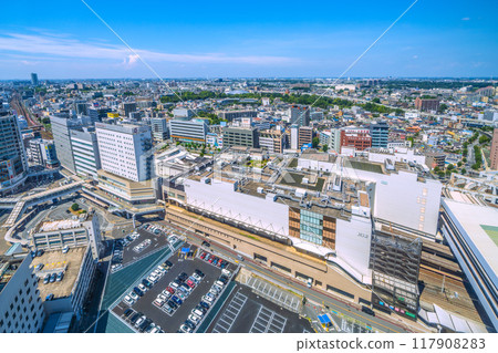 日本千葉城市景觀 火車視圖（螢幕左側）、千葉站等。 117908283