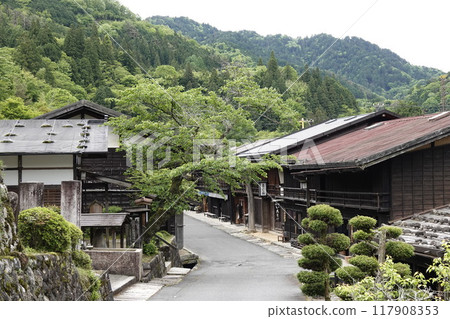 妻籠宿的舊街景和清新的青山 妻籠宿的舊街景和清新的青山 117908353