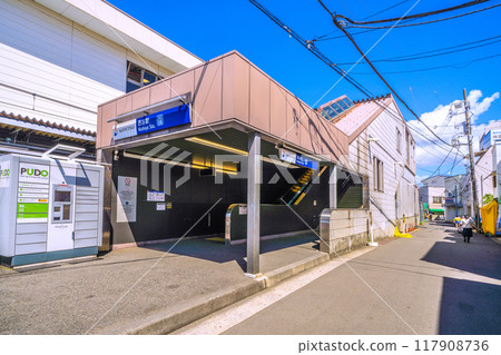 日本橫濱城市景觀，八月。相鐵 西谷站南口等景觀入口旁邊有一個送貨櫃。 117908736