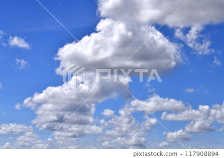 Summer sky over Yokohama cityscape in Japan. The Japanese archipelago continues to be extremely hot... Cotton clouds pass through the metropolitan area... = August 26, from Yokohama 117908894