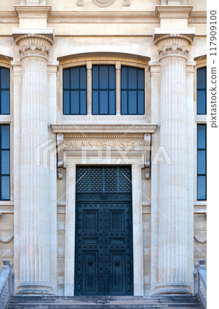 Outside of the Palais de justice de Paris 117909100