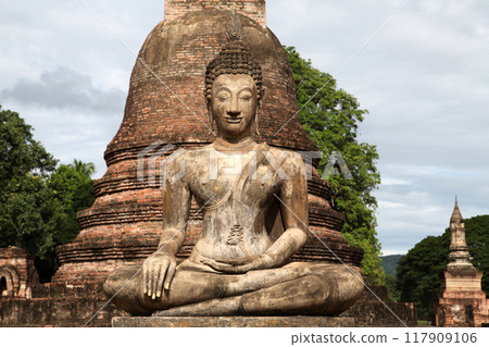 Buddha statue at Wat Mahathat in Sukhothai Buddha statue at Wat Mahathat in Sukhothai 117909106