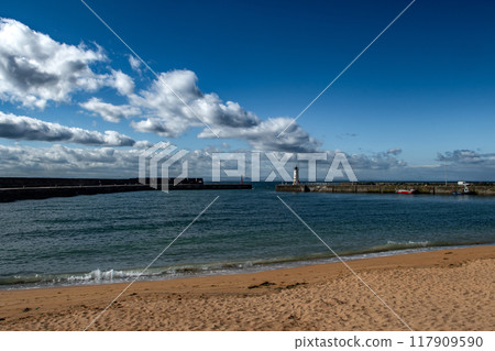 Harbor With Chalmers Lighthouse And Sandy Beach In Anstruther At The Atlantic Coast Of Scotland, UK 117909590