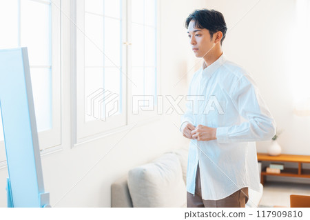 年輕人換襯衫 117909810