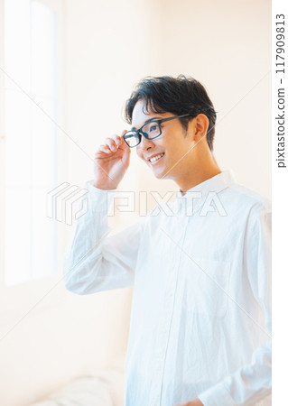 年輕人換襯衫 年輕人換襯衫 117909813