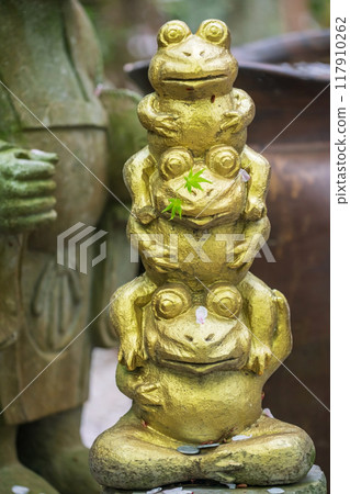 gold 3 frog statues with green maple leaf, Nyoirinji Temple, Fukuoka gold 3 frog statues with green maple leaf, Nyoirinji Temple, Fukuoka 117910262
