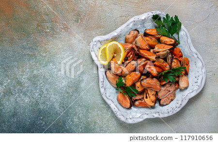 mussels no shell, boiled, mussels, peeled, in a bowl, with lemon and parsley, Chilean mussels, top view, no people, mussels no shell, boiled, mussels, peeled, in a bowl, with lemon and parsley, Chilean mussels, top view, no people, 117910656