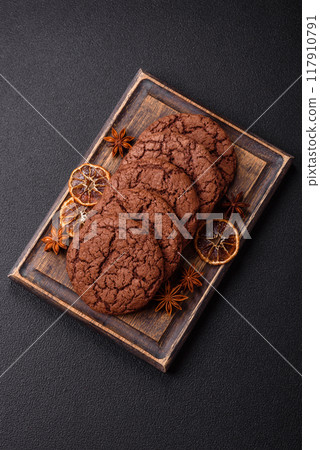 Delicious crispy round oatmeal cookies with chocolate 117910791