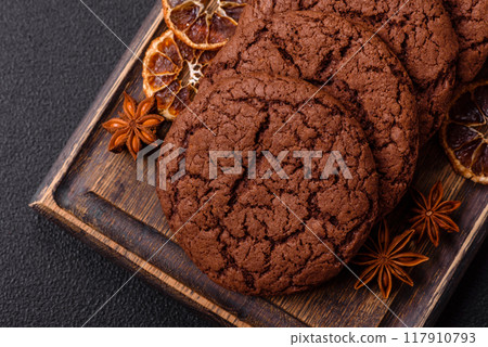 Delicious crispy round oatmeal cookies with chocolate Delicious crispy round oatmeal cookies with chocolate 117910793