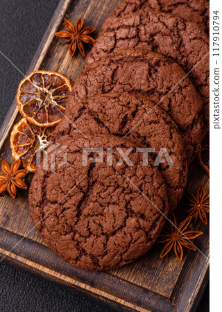 Delicious crispy round oatmeal cookies with chocolate 117910794
