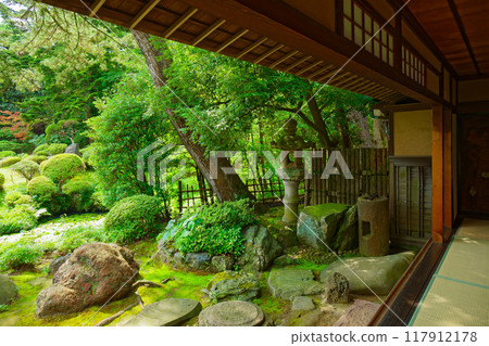 Homma Family Villa: View of the garden from Seienkaku, stone lanterns and wells, Homma Museum of Art 117912178