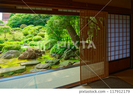 Homma Family Villa: View of the garden from Seienkaku, stone lanterns and wells, Homma Museum of Art Homma Family Villa: View of the garden from Seienkaku, stone lanterns and wells, Homma Museum of Art 117912179