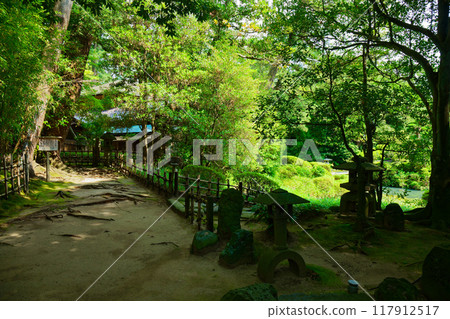 Garden: Tsurumaien Stone Lantern The villa and garden of the wealthy merchant Homma family are now a museum 117912517