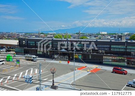 從坂田站前的交換基地設施 Miraini 的屋頂眺望 JR 坂田站和鳥海山 117912775