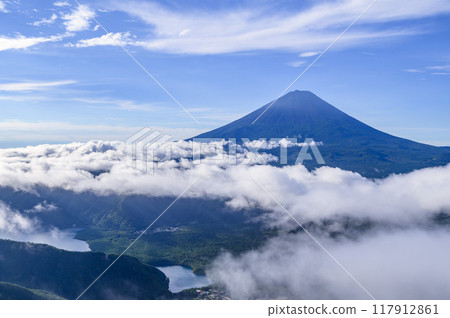 Mount Fuji and the sea of clouds in summer (from near Mt. Odake, Yamanashi Prefecture) 117912861