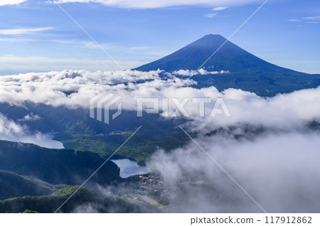 Mount Fuji and the sea of clouds in summer (from near Mt. Odake, Yamanashi Prefecture) Mount Fuji and the sea of clouds in summer (from near Mt. Odake, Yamanashi Prefecture) 117912862