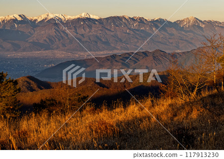 從南大菩薩和大倉高丸看日出時的南阿爾卑斯山、白峰三山和凱駒岳 117913230