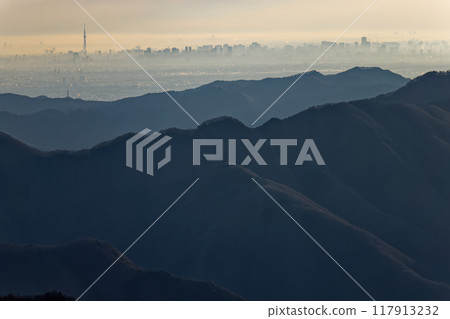 從南大菩薩大倉高丸看到的東京市中心的建築物和早晨的東京晴空塔 117913232