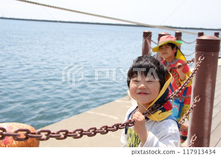 Sea and child Sea and child 117913434