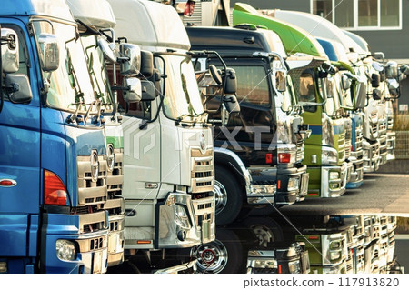 大型貨車並排停放 117913820