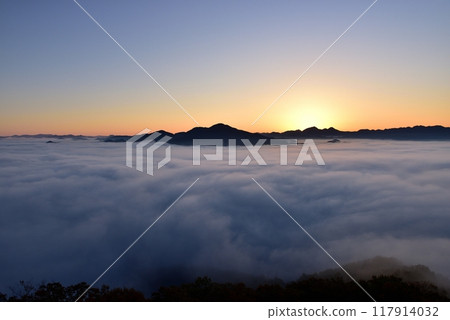 Tanba fog (sea of clouds) in the Sasayama basin seen from the Kuroi Castle ruins 117914032