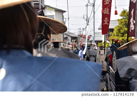 日本岐阜縣高山市，春季高山節，參加大名遊行的人們，穿著和服和金卡薩的後視 117914139