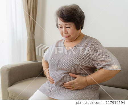 老年人擔心自己的體型 117914394