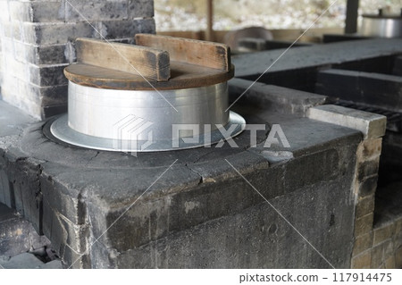 Old kamado Old kamado 117914475