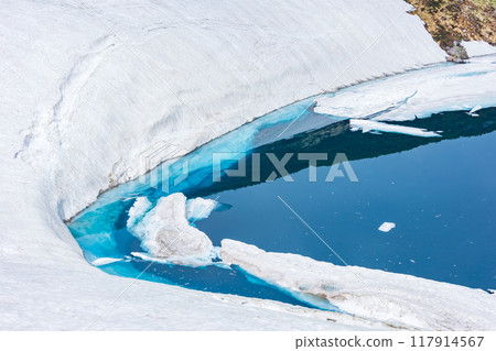 初夏的立山黑部阿爾卑斯山脈路線、積雪的室堂平、禦庫裡池 117914567