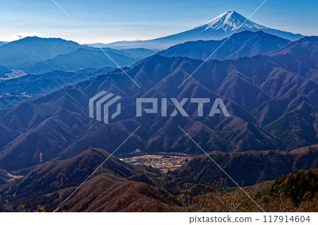 Mt. Fuji and the Hatsukari mountain range in winter as seen from Mt. Takikomi 117914604