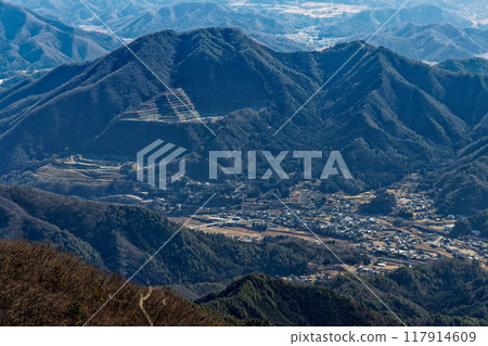 從南大菩薩和瀧子山看到的高川山和初朔街景 從南大菩薩和瀧子山看到的高川山和初朔街景 117914609